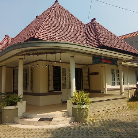 Doeloerkoe Homestay Surakarta  ภายนอก รูปภาพ