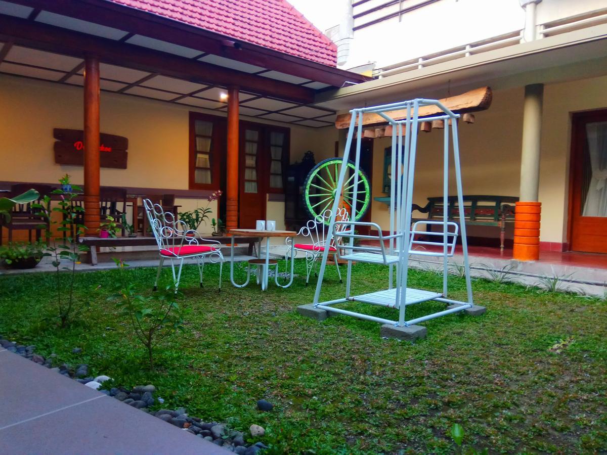 Doeloerkoe Homestay Surakarta  ภายนอก รูปภาพ